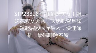 超短裙人妖还喜欢玩烂漫后面慢慢靠近型男有点小害羞啪啪起来可大胆开放上位插菊干到爆