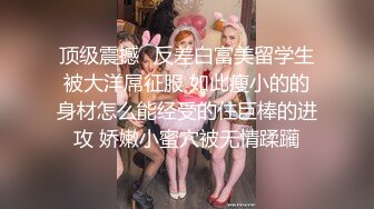 勾魂的小野猫露脸换上性感的黑丝情趣装诱惑大哥激情啪啪，让大哥揉奶玩逼从床下干到床上浪荡呻吟精彩刺激