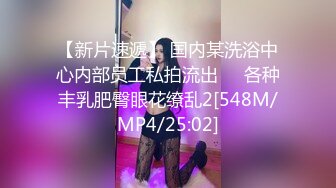 骚货老婆巨无霸自慰，老公的小鸡巴已满足不了需求，老公手拿假屌帮忙插！