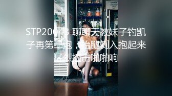 《女性私密养生会所》男技师带着胖徒弟给漂亮美乳富姐推油轮流啪啪太屌了胖徒弟居然还给胸推