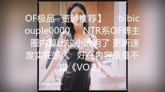 穿绿色衣服很美的小姐姐来试穿婚纱，身材好好，店员拿乳贴帮小姐姐扶好奶奶，穿白色婚纱 真是好漂亮的新娘了呢~