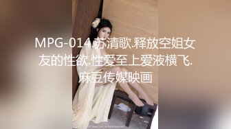 色魔摄影师忽悠来兼职的女模特脱光了玩粉嫩的鲍鱼可以摸但是不能操 (3)