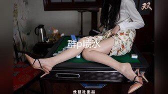 按着她的屁眼无套后入抽插