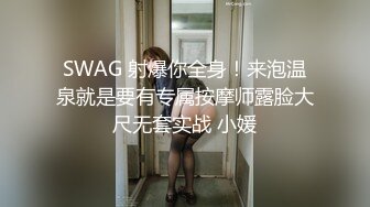 联通女业务员拿着手机给客户介绍时被恶搞突然自动播放她洗澡的视频