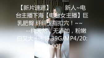 偷拍金鏈子四眼男太性福邊看電視白嫩騷媳婦邊在下面吃J8吃睪丸進入摟起雙腿大力輸出能把妳看硬