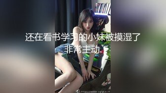 -黑虎街头系列 露出大吊喷射公交站台等车的女孩