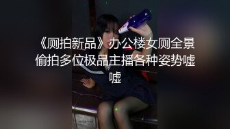 两个极品御姐大奶女神，全程露脸丝袜情趣诱惑，风骚大奶子一起舔鸡巴和蛋蛋真骚