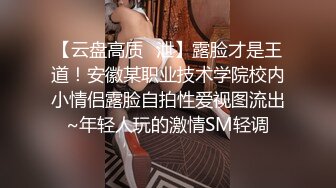 潜入房间发现她在看书