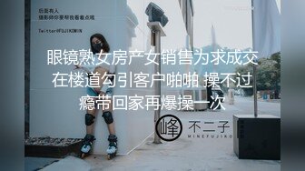 单位女厕偷拍✿牛仔裤配黑西服时尚范小姐姐的好毛好逼