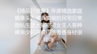 妹子在出租车上要小哥放音乐脱衣服发骚