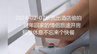 玩弄风骚小女友，对着镜子站在地上玩弄吃奶抠逼