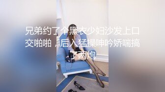 在她性感的 cosplay 中为我们带来了热脱衣舞表演！