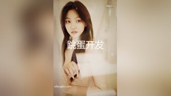 五月新流出厕拍大神潜入商场隔板女厕侧后偷拍❤️顾客和服务员尿尿尿很急的健美裤靓女.