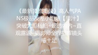 漂亮美女 牛仔裤开破洞 撅着屁屁被大鸡吧无套爆菊花 这么粉嫩的无毛鲍鱼都操腻了 内射