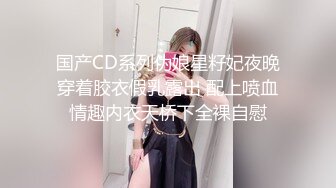 《极品CP魔手外购》养生馆女厕藏身隔间偸拍制服服务员小姐姐大小便~大开M腿私处清晰可见居然还有无毛的极品 (2)