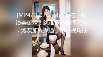 奶茶店女厕排扣裙红趾甲可人小妹,鲜美的无毛蜜桃穴真想下手摸摸[