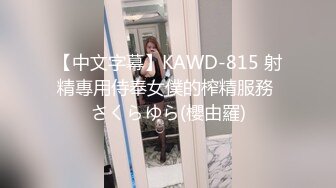 高颜值美丽少妇微微舔着粗黑的大屌被道具玩着骚逼，主动上位无套抽插流出好多白浆，被按着骚逼猛草射肚子上