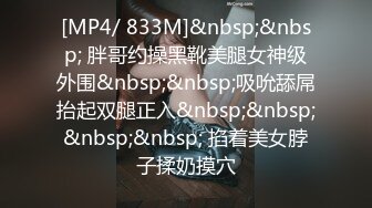 在卫生间屋顶安装针孔纯上帝视角偸拍眼镜妹子日常用大盆水舀子洗澡