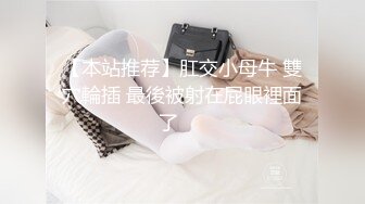 一清早，绿帽老公强迫我到阳台上暴露给对面看，还穿着性感睡衣,漏奶自慰小骚穴,羞死啦！