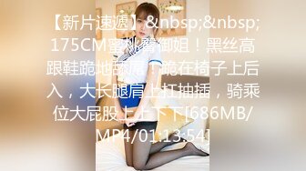 诱人的轻熟女勾搭在家的老公公，露脸床上被公公玩奶子压在身下激情抽插，叫声好骚貌似被内射，精彩不要错过