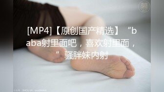 哺乳期妈妈颜值不错无毛骚穴，扩阴器撑开骚穴玩弄阴蒂，道具抽插骚穴高潮冒白浆，自己吃奶挤奶水给狼友喝