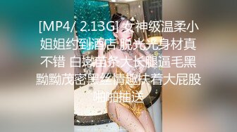 《极品CP魔手外购》国内某潮牌服装城大神藏匿女厕隔间板缝中连续偸拍一大批时尚漂亮小姐姐方便 还拍露脸全身非常大胆 (7)