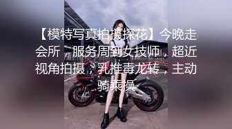 豹纹内衣看着乖巧却很骚颜值美女，单腿丝袜翘起双腿，半脱下丁字裤掰穴揉搓，近距离特写手指扣弄