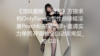 清純眼鏡娘，文文靜靜，佳人美乳，墻上掛著自己拍的藝術寫真