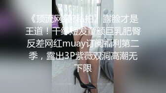 胖子在车内怎么操都不得劲 最后套套还被逼夹住了 对白笑到喷