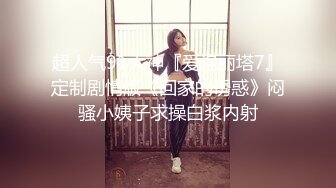 小吃街抄底白色连衣裙的漂亮美女 竟然没穿内裤 粉嫩的鲍鱼还残留着白色的液体 难道是刚刚被操过？