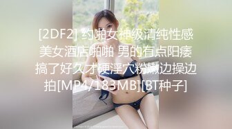 漂亮美女 牛仔裤开破洞 撅着屁屁被大鸡吧无套爆菊花 这么粉嫩的无毛鲍鱼都操腻了 内射