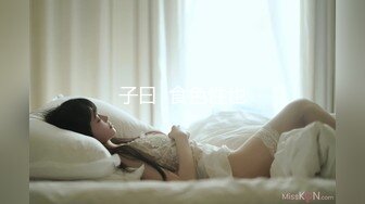 花臂黑丝女上位 爽坐！