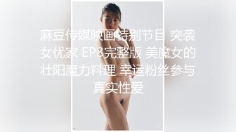 红发眼镜美女跪着满满享受这大鸡鸡