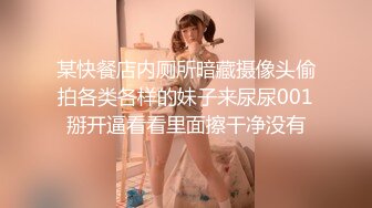 还有待发育的两个年轻小妹，全程露脸让大哥玩弄，揉奶抠逼，压在身下无套抽插，淫声荡语不断还主动害羞呢