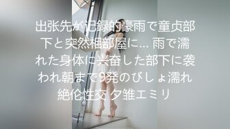 被3个男人精液灌溉的极品少妇，全程露脸让三个大鸡巴朝脸上撸，口爆吞精，淫语调教小逼逼被草着嘴里吃鸡巴