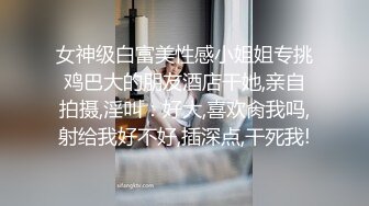 沙发上出轨女被疯狂发泄，前后夹击疯狂啪啪