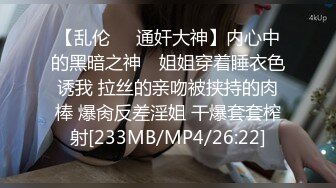 黑丝小少妇露脸跟两个小哥玩3P，让小哥调教听狼友指挥