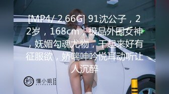 白丝高跟小女人淫声荡语互动撩骚，揉着骚奶子自慰逼逼给狼友喊爸爸，淫水超级多