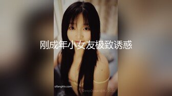 和女同学K歌唱嗨了宾馆开房做爱，裹屌吃真香，爆裂黑丝无套骑乘