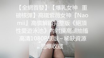 两个小骚逼快被大哥们玩坏了，床上的淫乱男女，揉奶玩逼道具抽插，口交大鸡巴让大哥舔逼，淫声荡语激情上位