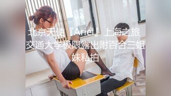 【媚黑女和黑人调教老公】少妇和黑人交换唾液，绿帽老公跪着舔脚吃口水