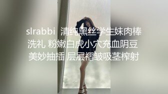 超市里边玩手机边挑点心的风骚丁字裤美少妇.