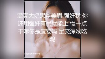 强壮哥和好友酒店嫖娼选了位颜值很好的性感美女啪啪,不知怎么谈的美女跑到对面好友房间又被抱过来干.国语!